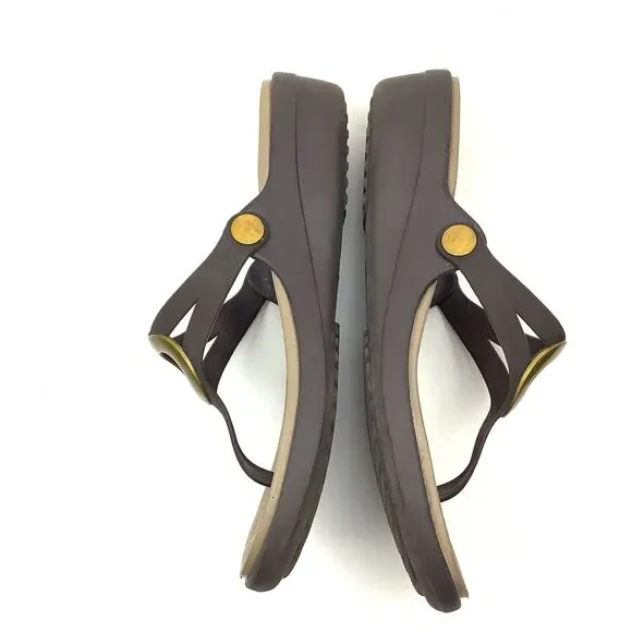 Crocs Sanrah Brown Gold Circle Accent Flip Flop Thong Sandals Women 9 Low Wedge - Picture 3 of 14